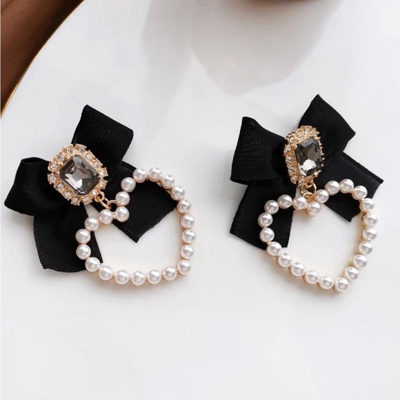 Brand new classy earrings🎀 - Picture 1 of 2